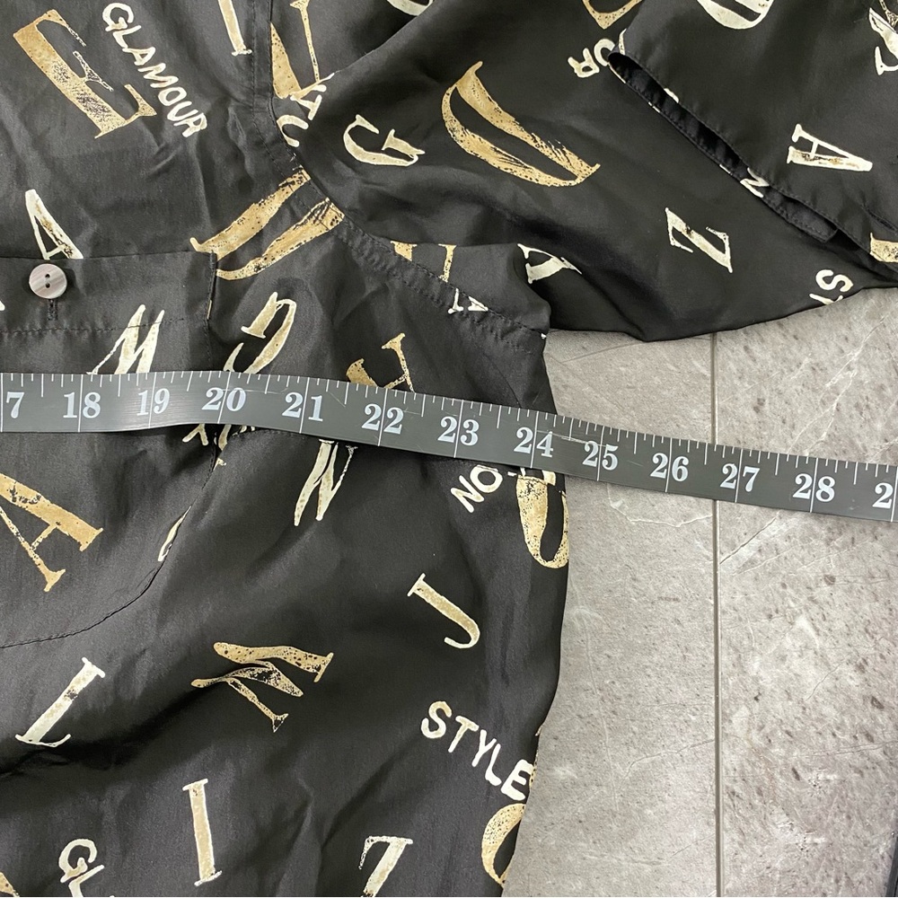 Vintage 100% Silk Button-Up Shirt‎ Sz 14 W Fashion Typography Style Glamour AOP - Picture 15 of 15